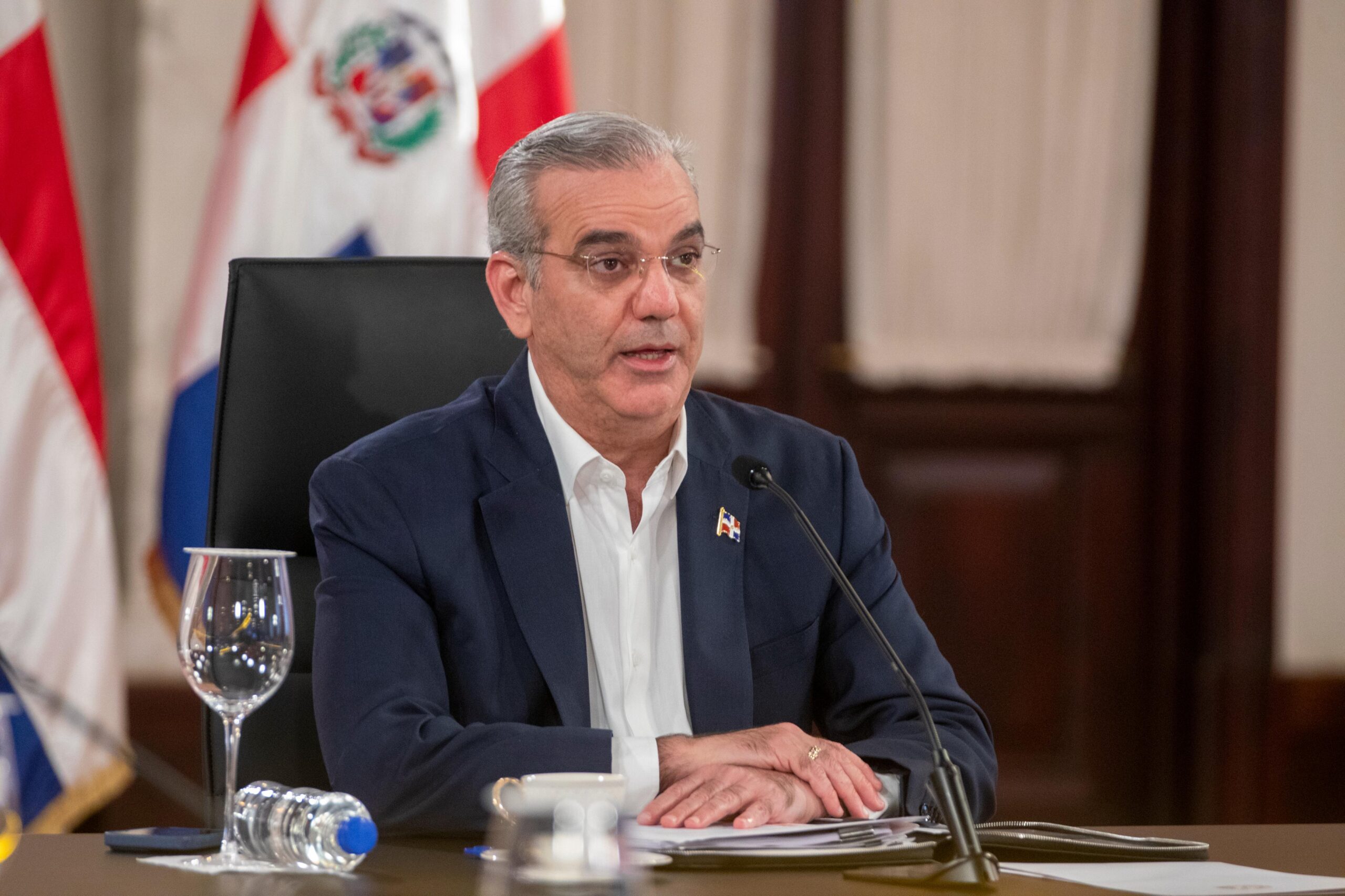 Presidente Abinader mantiene a raya el alza de combustibles