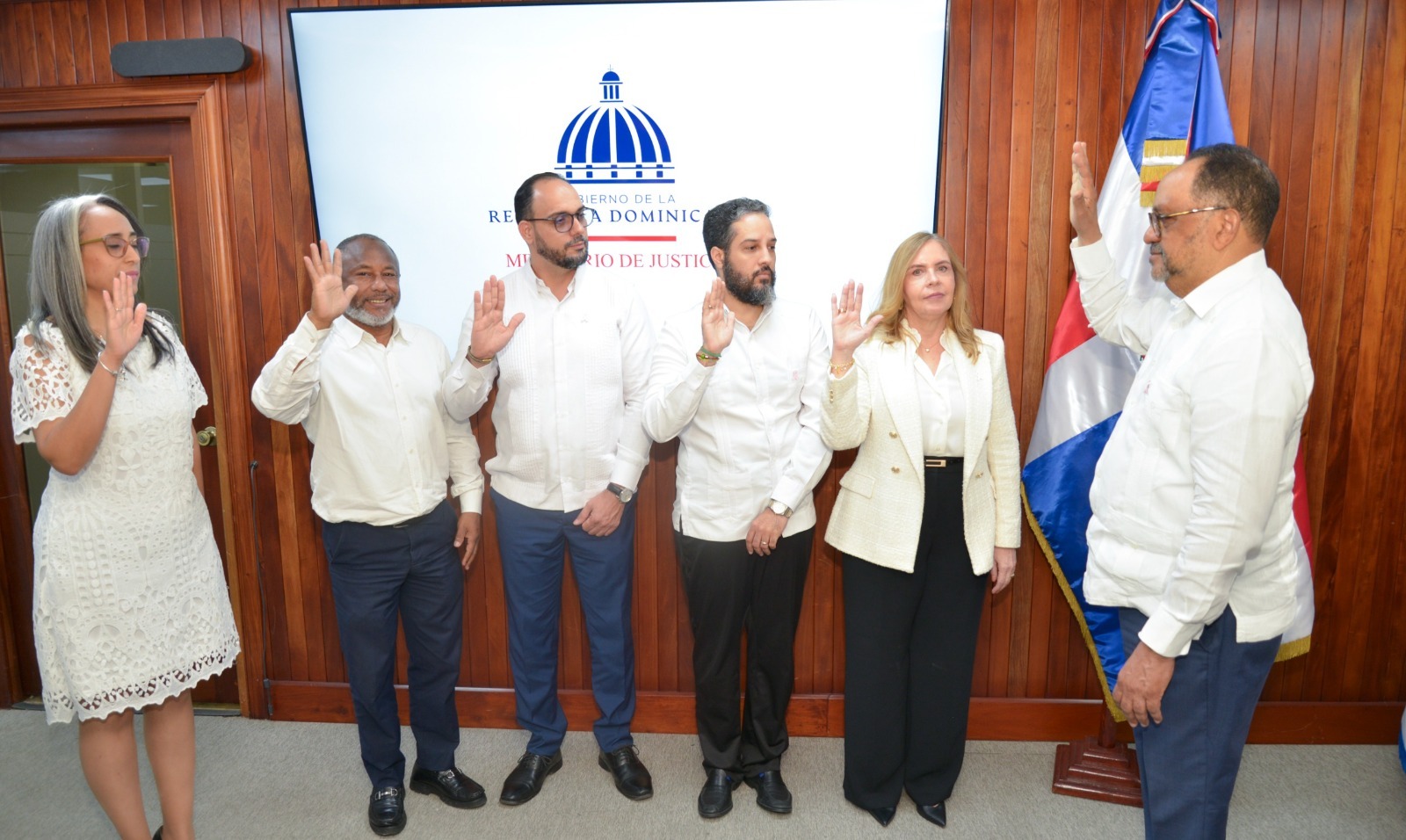 Justicia juramenta comité para elegir Comisión de Integridad