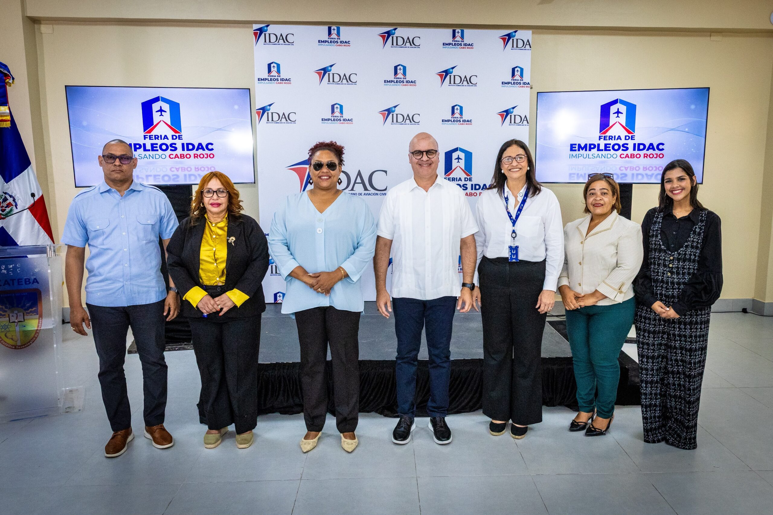 Cientos de jóvenes de la región Enriquillo acuden a la Feria de Empleos del IDAC en Pedernales