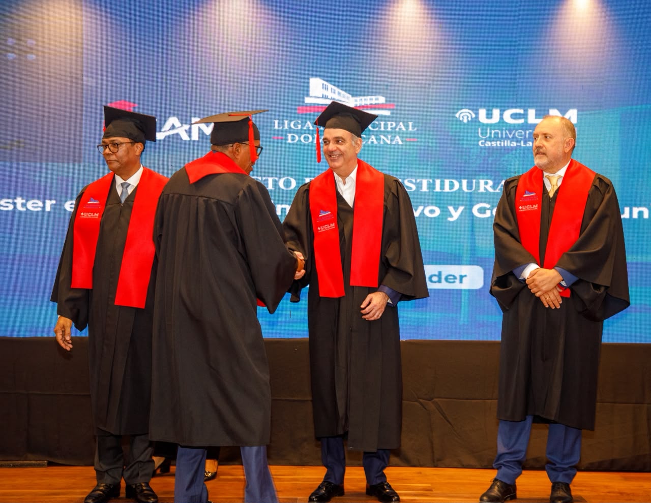 Presidente Abinader encabeza graduación dedicada a su padre, José Rafael Abinader Wasaf