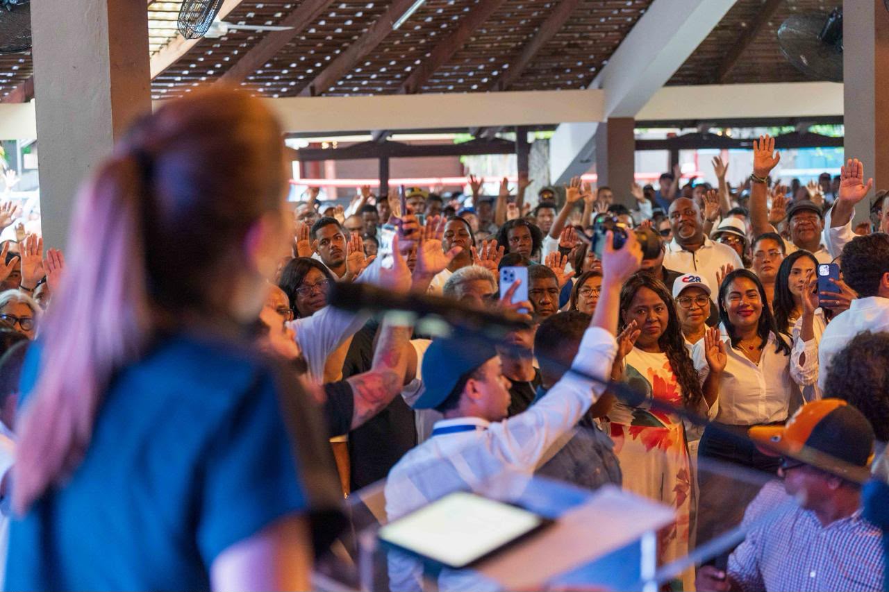 Carolina juramenta estructura política en SC con presencia en los 17 territorios de la provincia