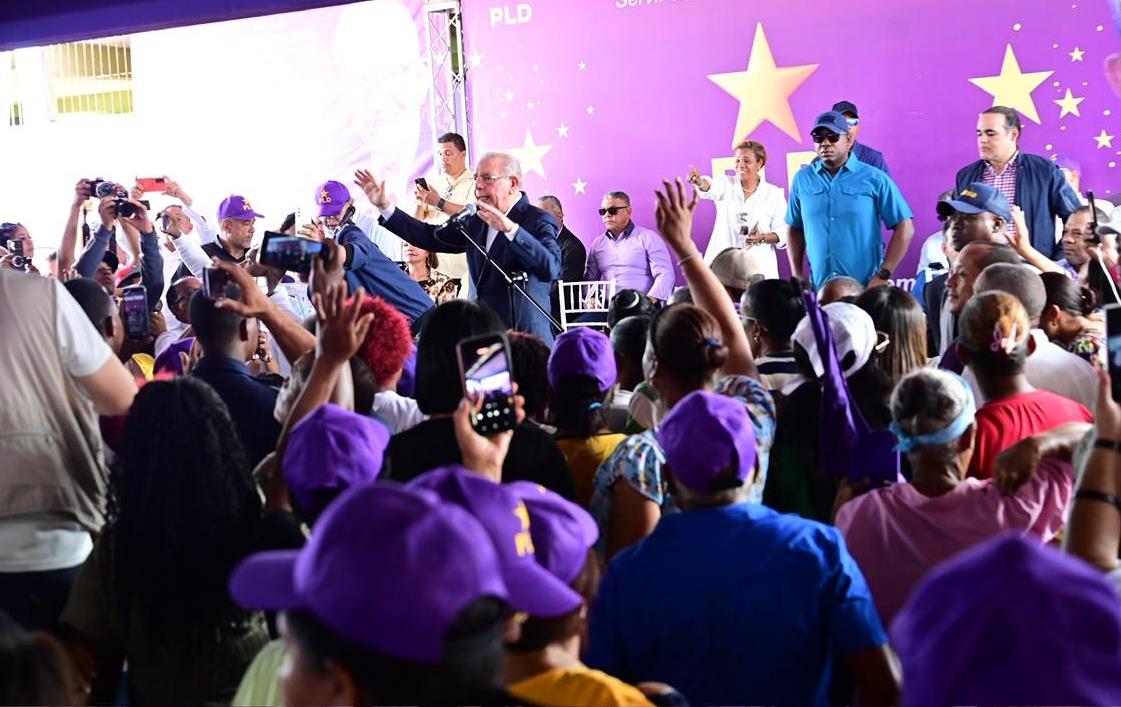 Masiva juramentación de nuevos miembros en el PLD en Jarabacoa, La Vega