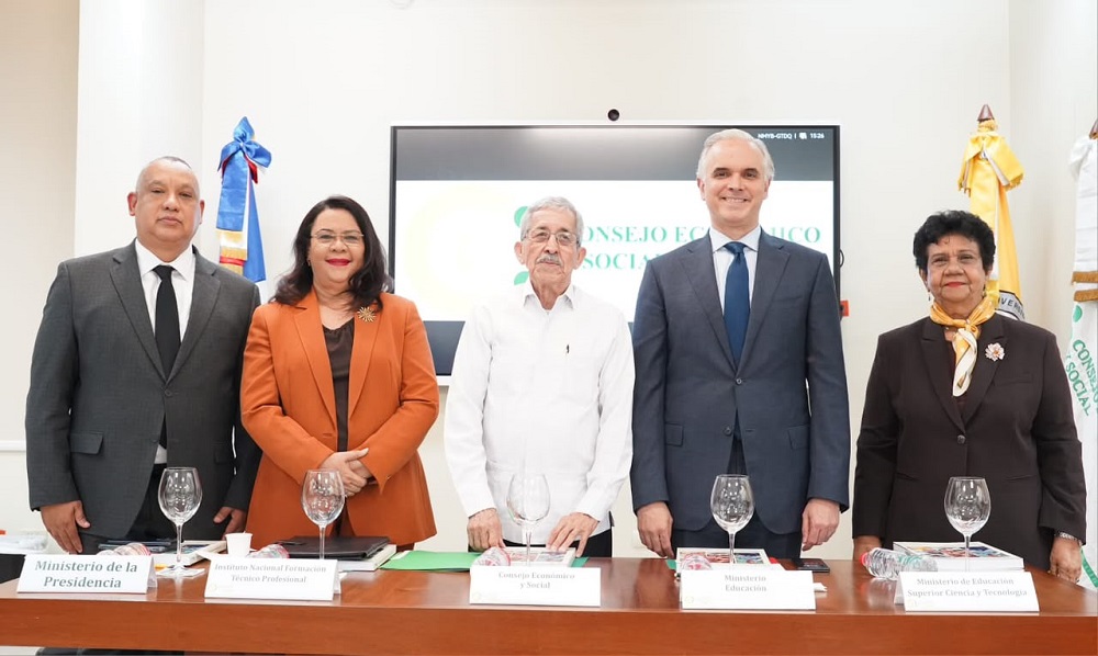 Ministro De Camps participa en asamblea del Pacto Educativo