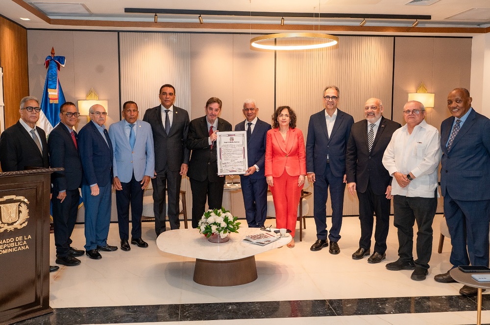 Senado de la República reconoce trayectoria del poeta y escritor Luís G. Montero