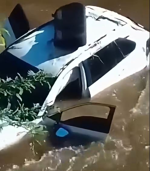 Dos jóvenes sobreviven a accidente en Laguneta; jeepeta cae a las aguas del río Ámina / Vídeo
