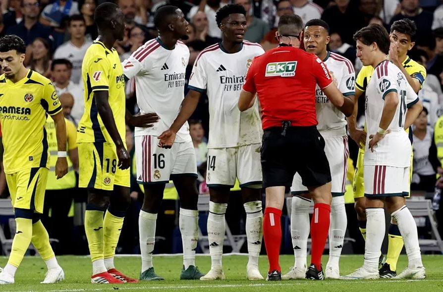 Vinícius pide perdón a sus compañeros y a la afición tras su expulsión ante el Villarreal
