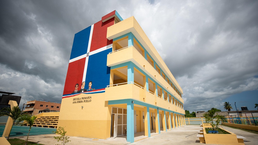 Abinader inaugura dos escuelas básicas en Cancino Adentro y Los Guaricanos