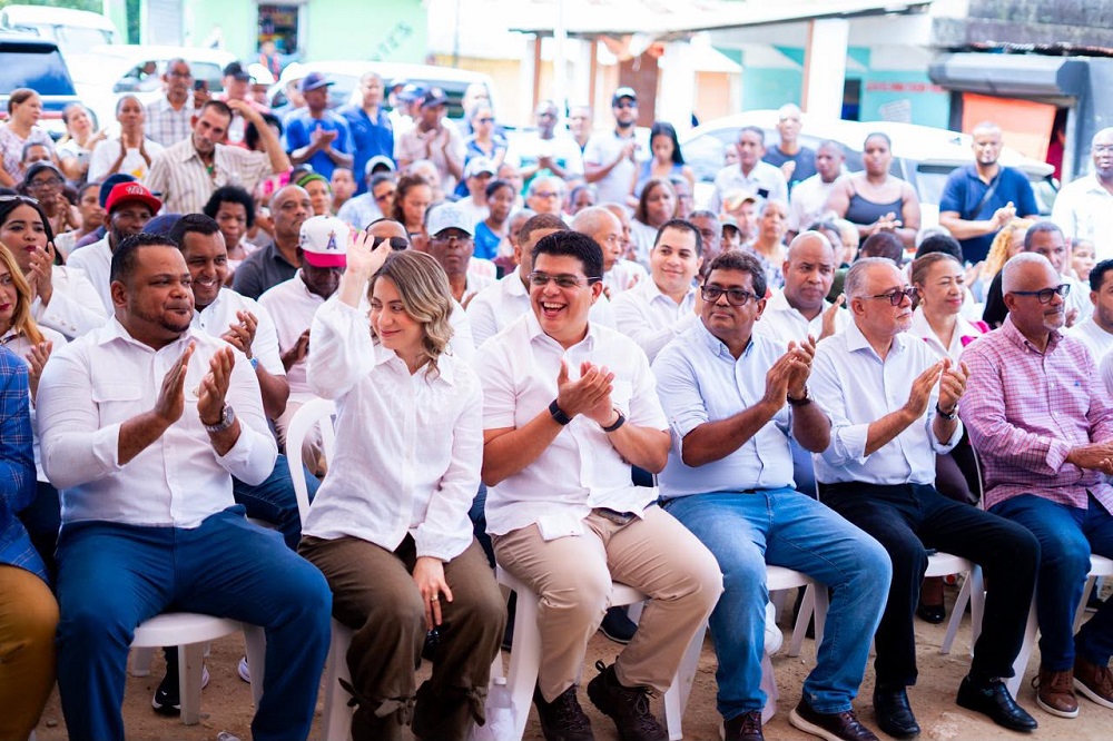 Fellito Suberví deja iniciado el saneamiento de ocho cañadas en Los Alcarrizos