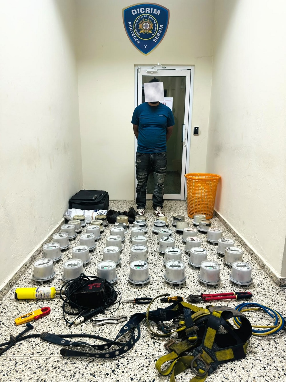 Apresan hombre y ocupa 42 medidores eléctricos durante allanamiento en La Vega