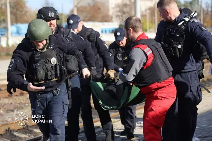 Ataque ruso contra estación de tren en Ucrania deja al menos 13 muertos y decenas de heridos