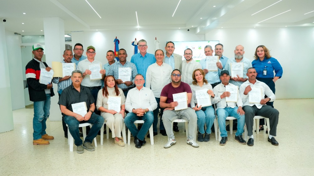 Gobierno entrega RD 30 millones en bonos para tecnificar riego a 17 productores de leche